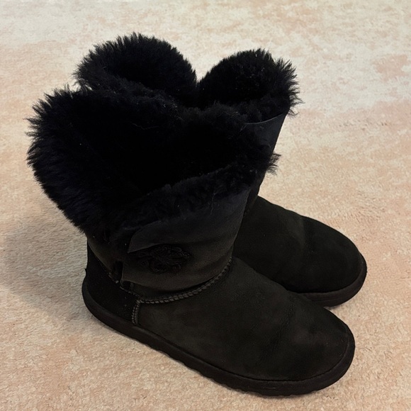 Ugg short boots in black - size 6 - Picture 1 of 5